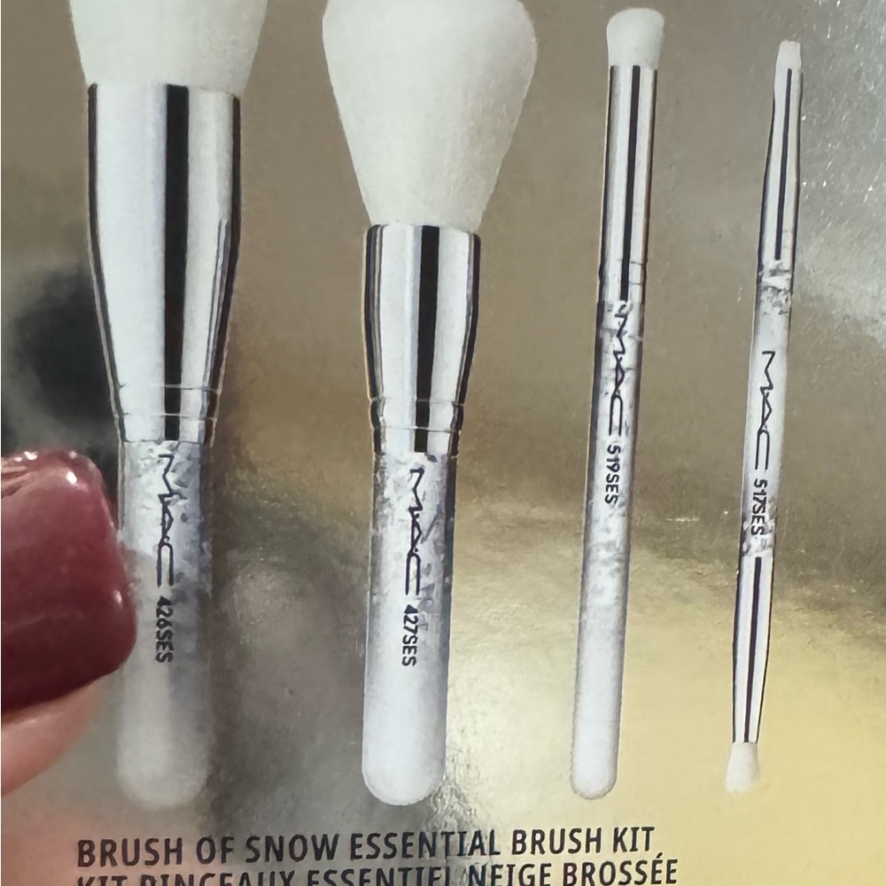 MAC Cosmetics Brush of Snow Essential Brush Kit - White